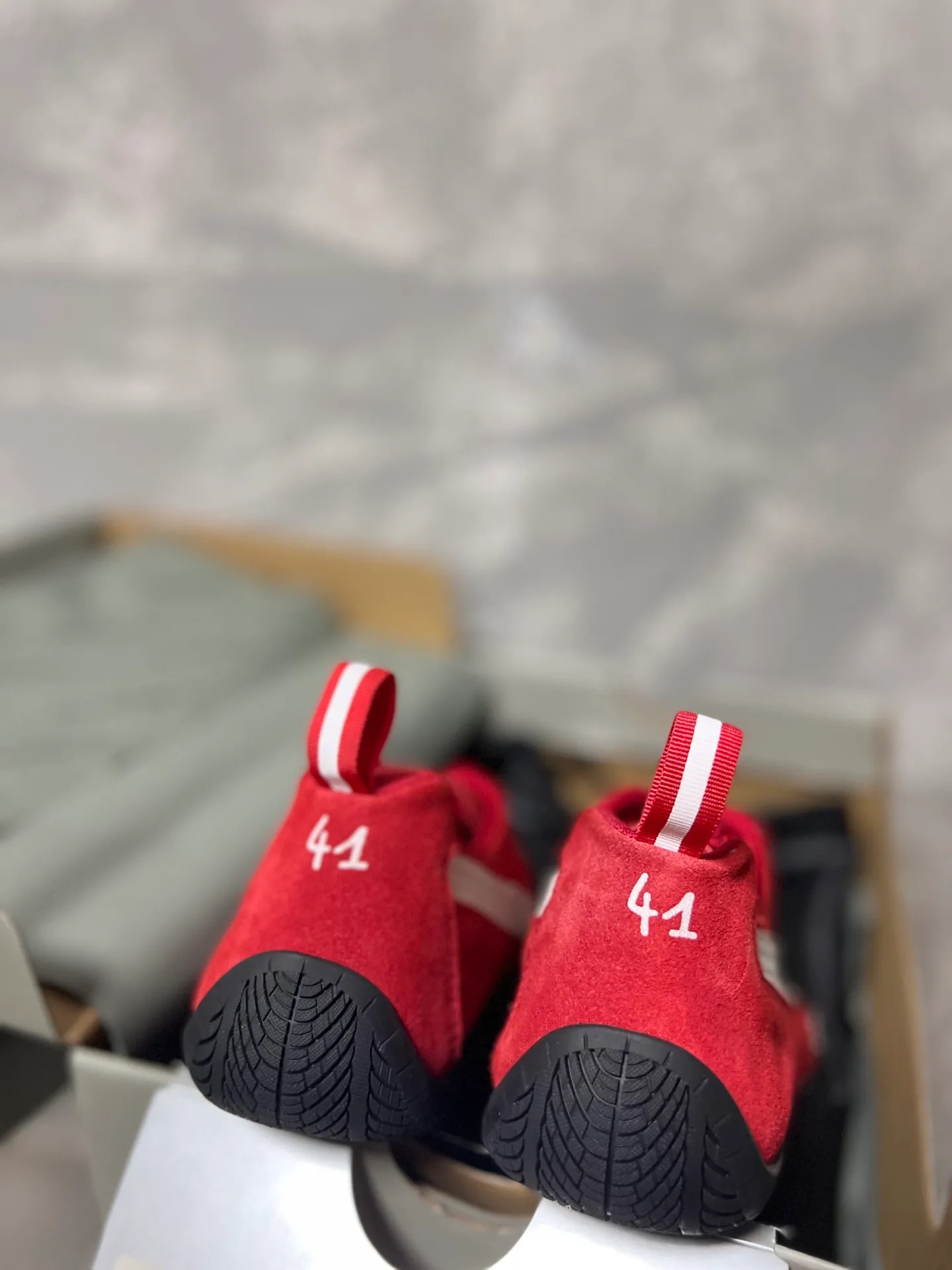 👟👟Ex-factory price 480👟👟 PUMA co-branded Balenciaga: Who knows! This pair of distressed and war-damaged Speedcats are so good-looking. The thin-soled sneakers have been upgraded to 2.0, which destroys the aesthetics of the street. More than half of the classic PUMA stripes on the side of the shoes have been "violently torn". The distressed treatment has a sense of ruined art, and it becomes the focus of the street in seconds! Hot stamping double logo + gold foil size mark on the heel, the details give a high-end feel Code number: 35-44 (45 customized)